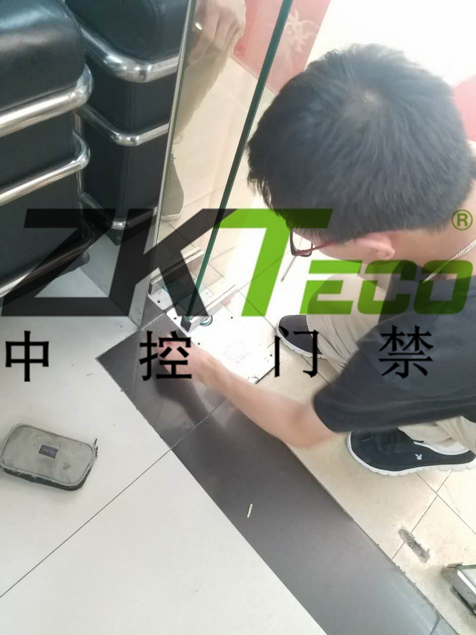 中控門禁公司在越秀區(qū)更換玻璃門彈簧，調(diào)維修玻璃門